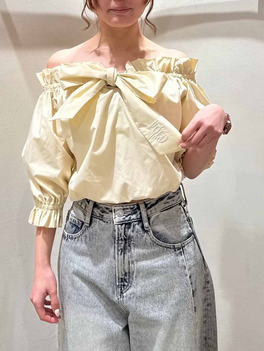 ブルー系のデニムパンツ、ホワイト系のパンプス、イエロー系のシャツ/ブラウスを着用したレディースの春コーディネートの5枚目の写真
