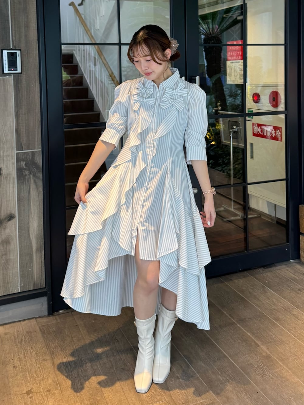 その他のワンピース、ホワイト系のブーツを着用したレディースの春コーディネートの2枚目の写真