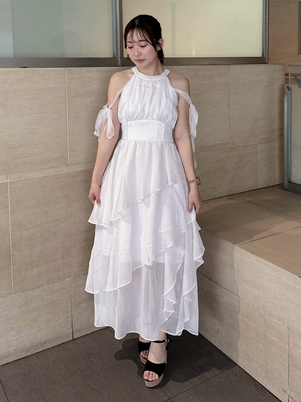 ピンク系のワンピース、ブラウン系のサンダルを着用したレディースの夏コーディネートの5枚目の写真