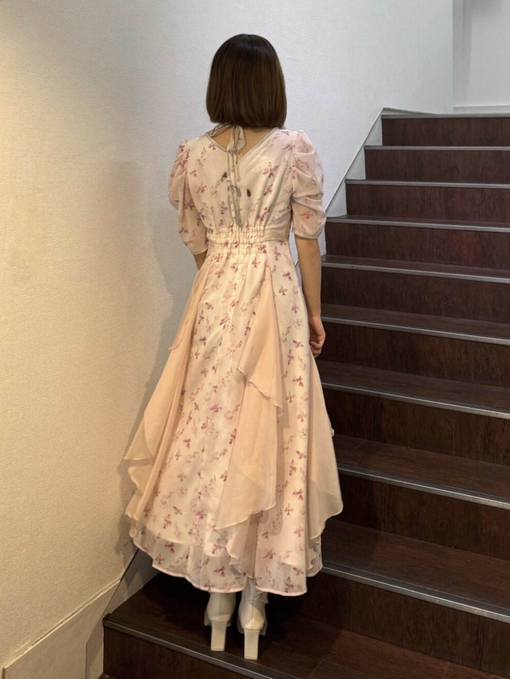 ホワイト系のブーツ、ピンク系のワンピースを着用したレディースの春コーディネートの3枚目の写真