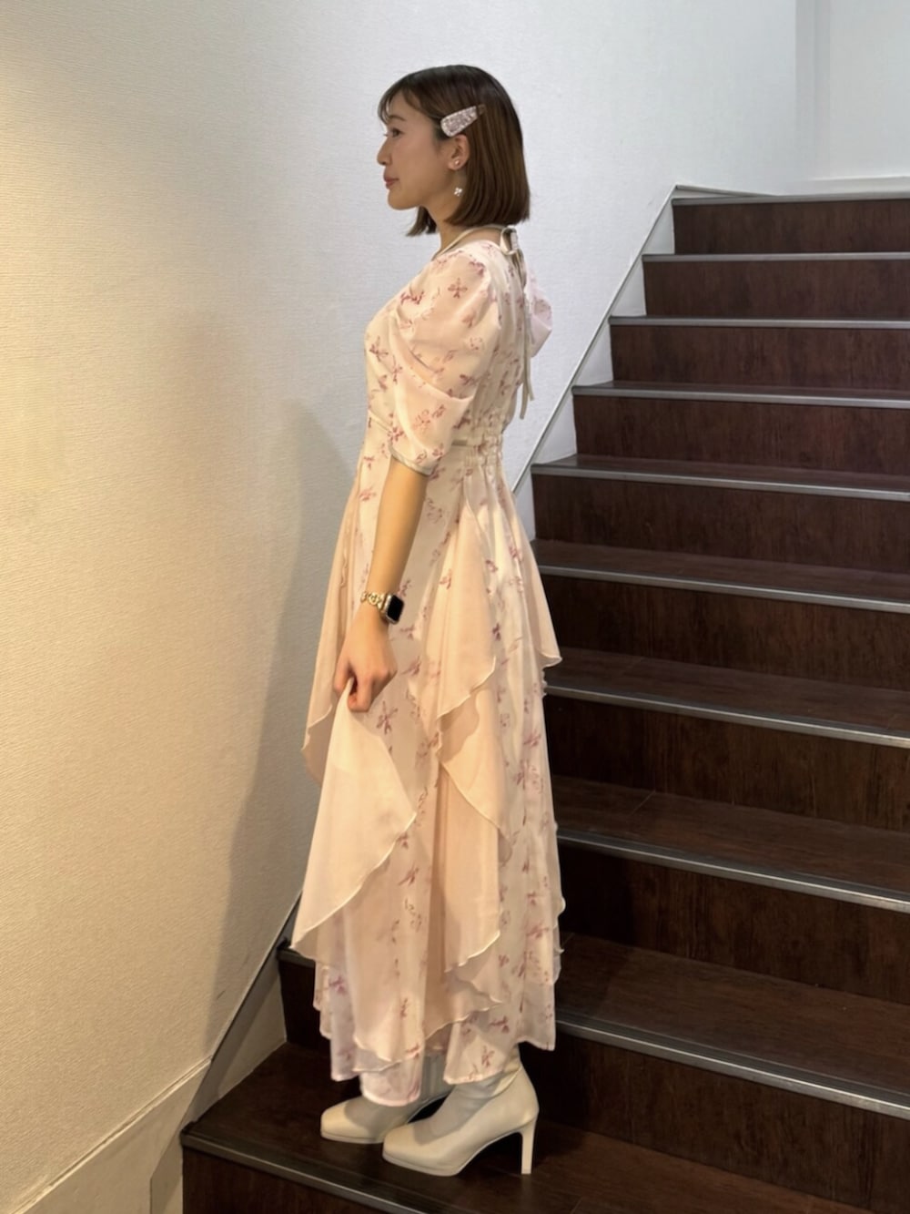 ホワイト系のブーツ、ピンク系のワンピースを着用したレディースの春コーディネートの2枚目の写真