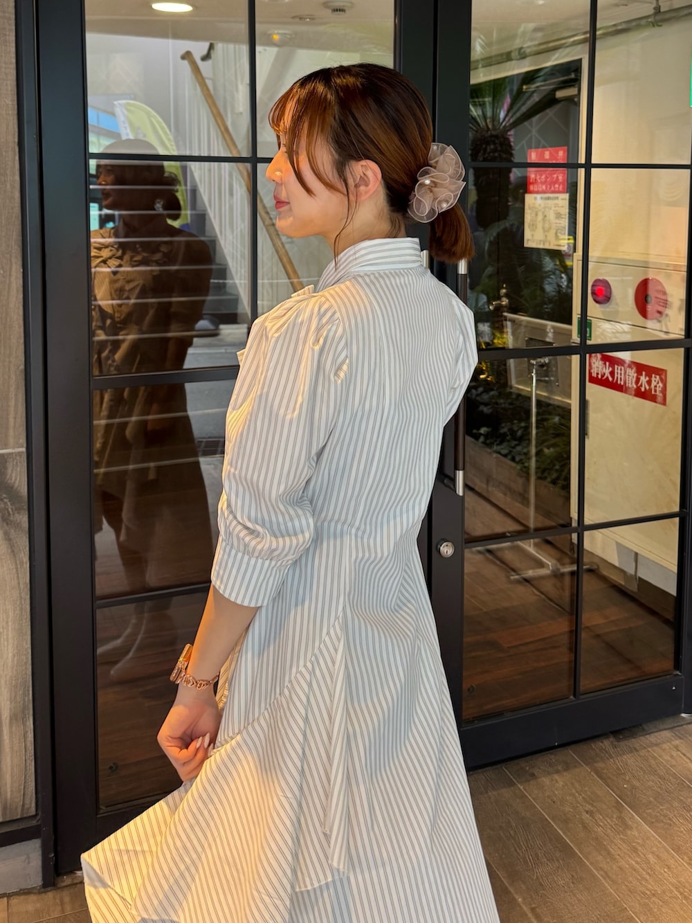 その他のワンピース、ホワイト系のブーツを着用したレディースの春コーディネートの5枚目の写真