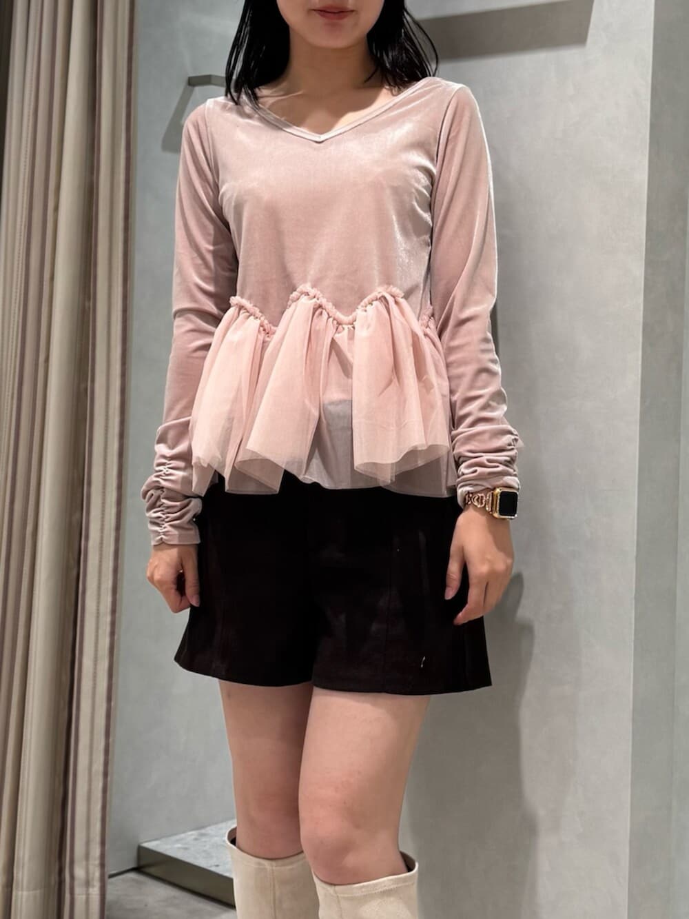 ホワイト系のブーツ、ピンク系のシャツ/ブラウス、ブラウン系のその他パンツを着用したレディースの秋コーディネートの4枚目の写真
