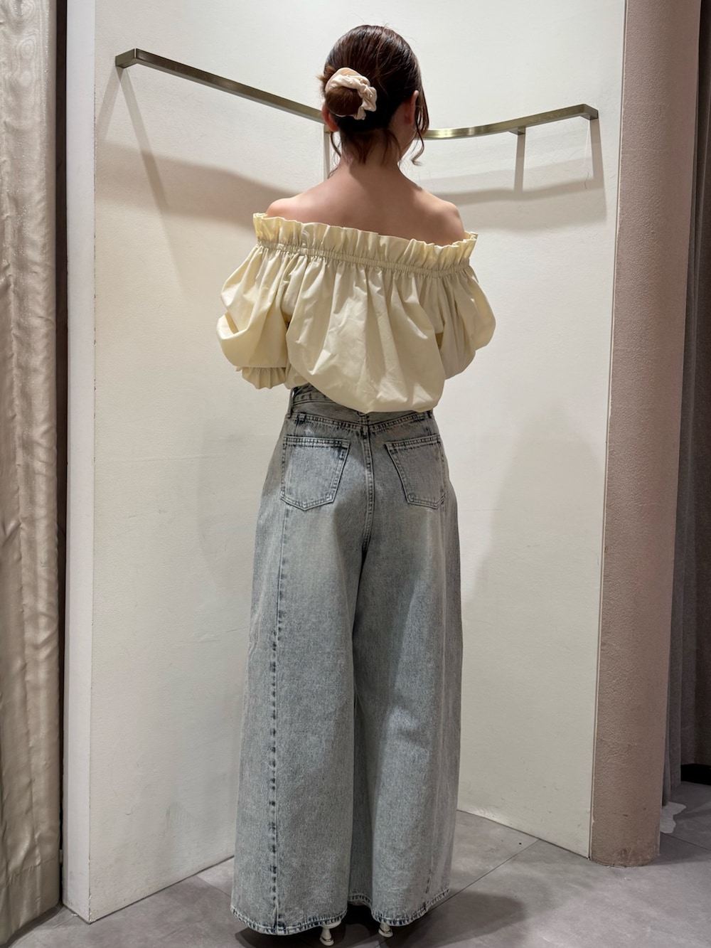 ブルー系のデニムパンツ、ホワイト系のパンプス、イエロー系のシャツ/ブラウスを着用したレディースの春コーディネートの4枚目の写真