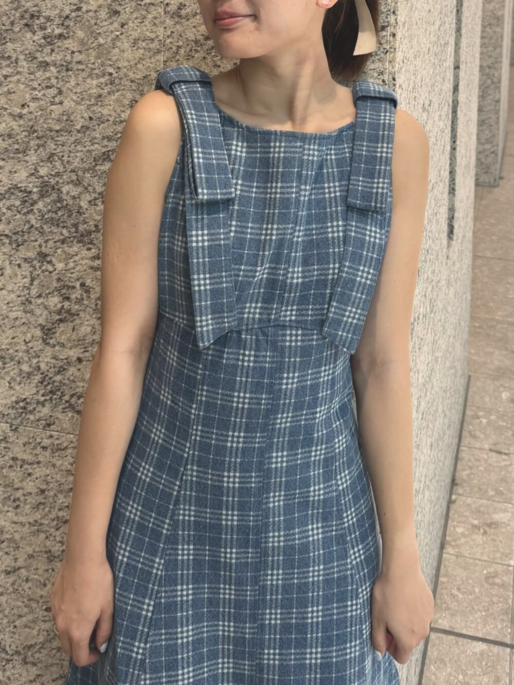 ブラウン系のサンダル、その他のワンピースを着用したレディースの夏コーディネートの5枚目の写真