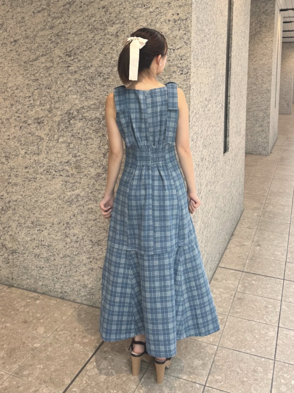 ブラウン系のサンダル、その他のワンピースを着用したレディースの夏コーディネートの3枚目の写真