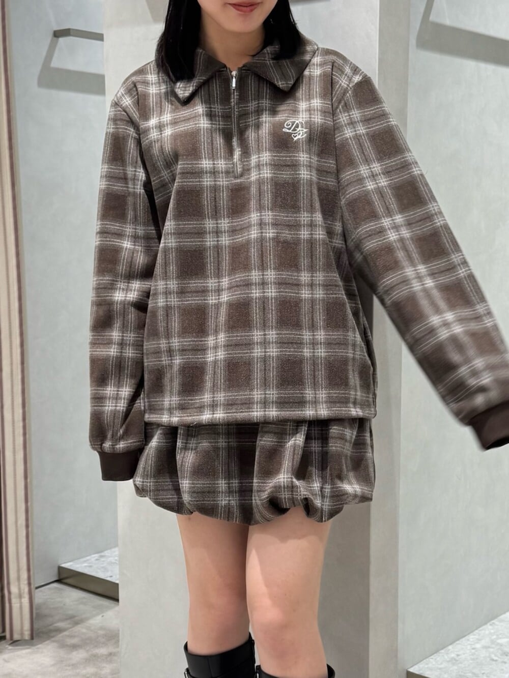ブラウン系のニット/セーター、ブラウン系のスカート、ブラック系のその他シューズを着用したレディースの秋コーディネートの4枚目の写真