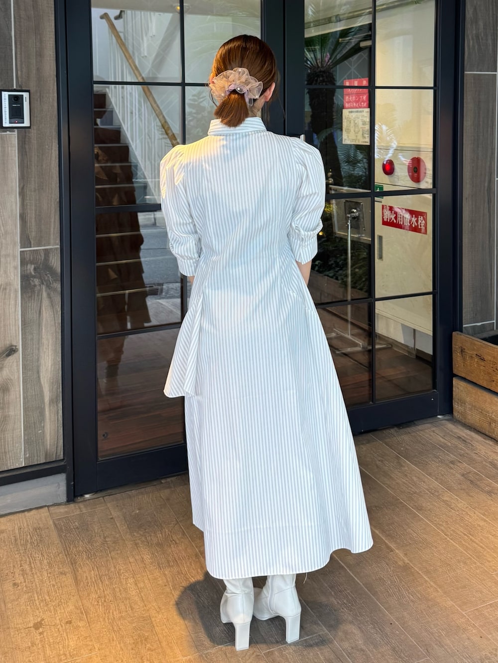 その他のワンピース、ホワイト系のブーツを着用したレディースの春コーディネートの3枚目の写真