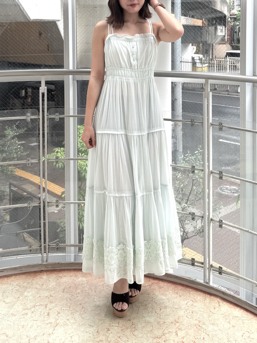 ブルー系のワンピース、ブラウン系のサンダルを着用したレディースの夏コーディネートの2枚目の写真