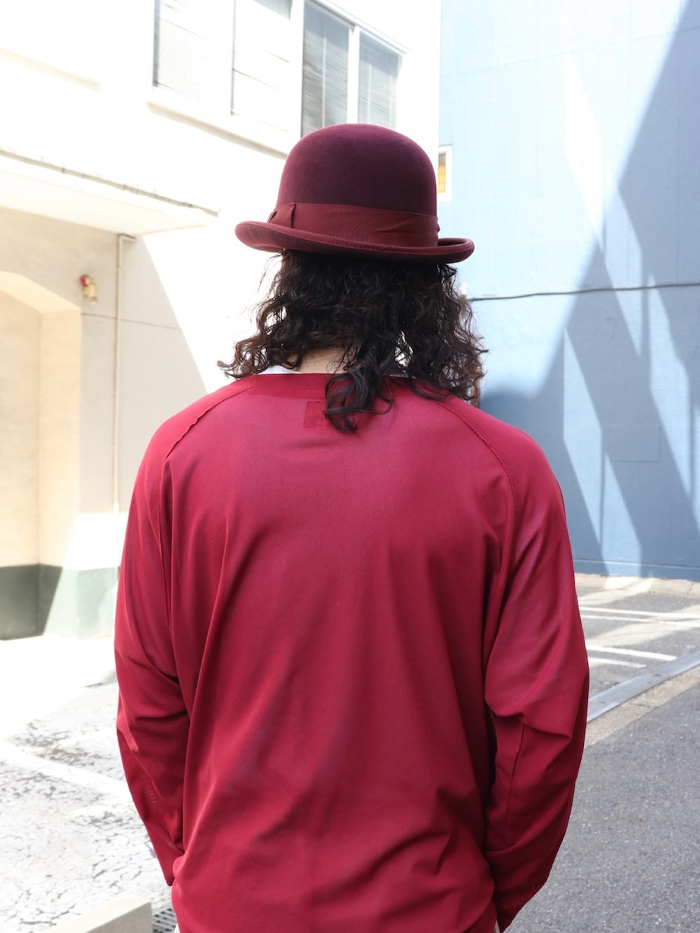 レッド系のカーディガン/ボレロ、ホワイト系のTシャツ/カットソー、ベージュ系のその他パンツを着用したメンズの夏コーディネートの9枚目の写真