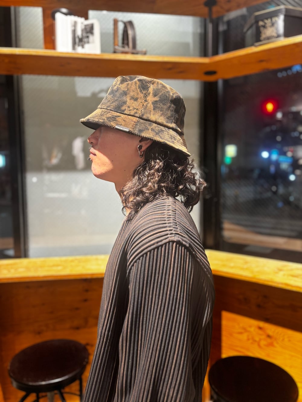 ブラウン系のカーディガン/ボレロ、ブラウン系のその他パンツ、ブラック系のモカシン/デッキシューズを着用したメンズの夏コーディネートの3枚目の写真