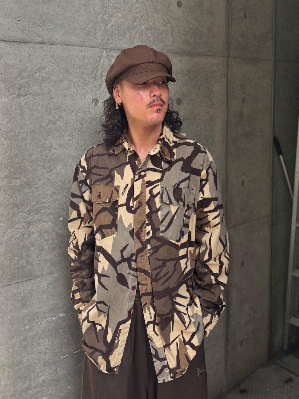 ブラウン系のその他パンツ、ブラウン系のローファー、ブラウン系のジャケット/アウターを着用したメンズの夏コーディネートの3枚目の写真