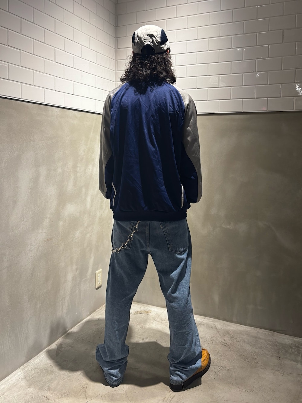 ブルー系のジャケット/アウター、ブルー系のデニムパンツ、イエロー系のローファーを着用したメンズの夏コーディネートの8枚目の写真