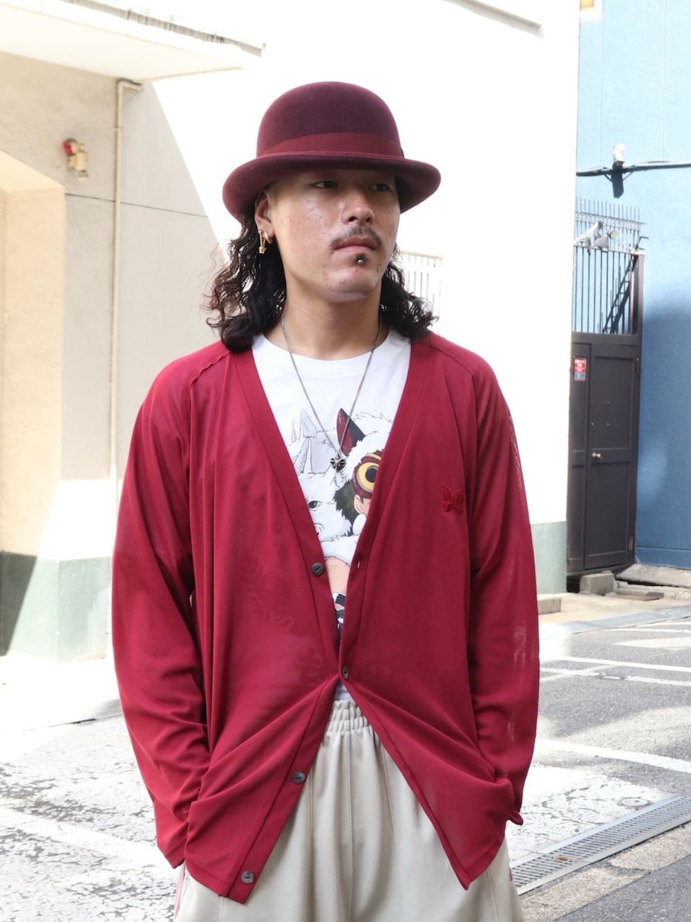 レッド系のカーディガン/ボレロ、ホワイト系のTシャツ/カットソー、ベージュ系のその他パンツを着用したメンズの夏コーディネートの8枚目の写真