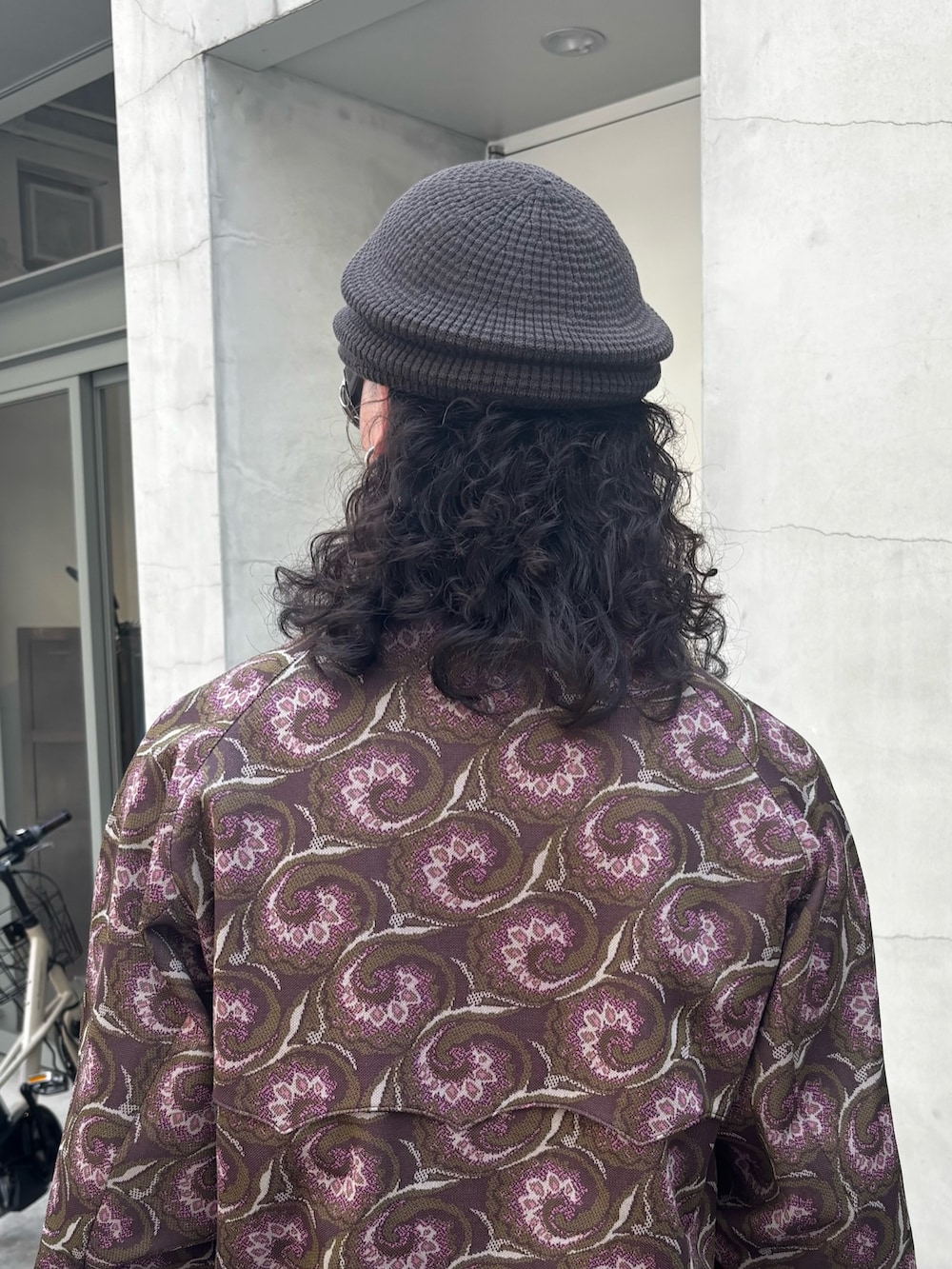 ブラウン系のブルゾン、ブラウン系のその他パンツ、ブラック系のモカシン/デッキシューズを着用したメンズの夏コーディネートの5枚目の写真