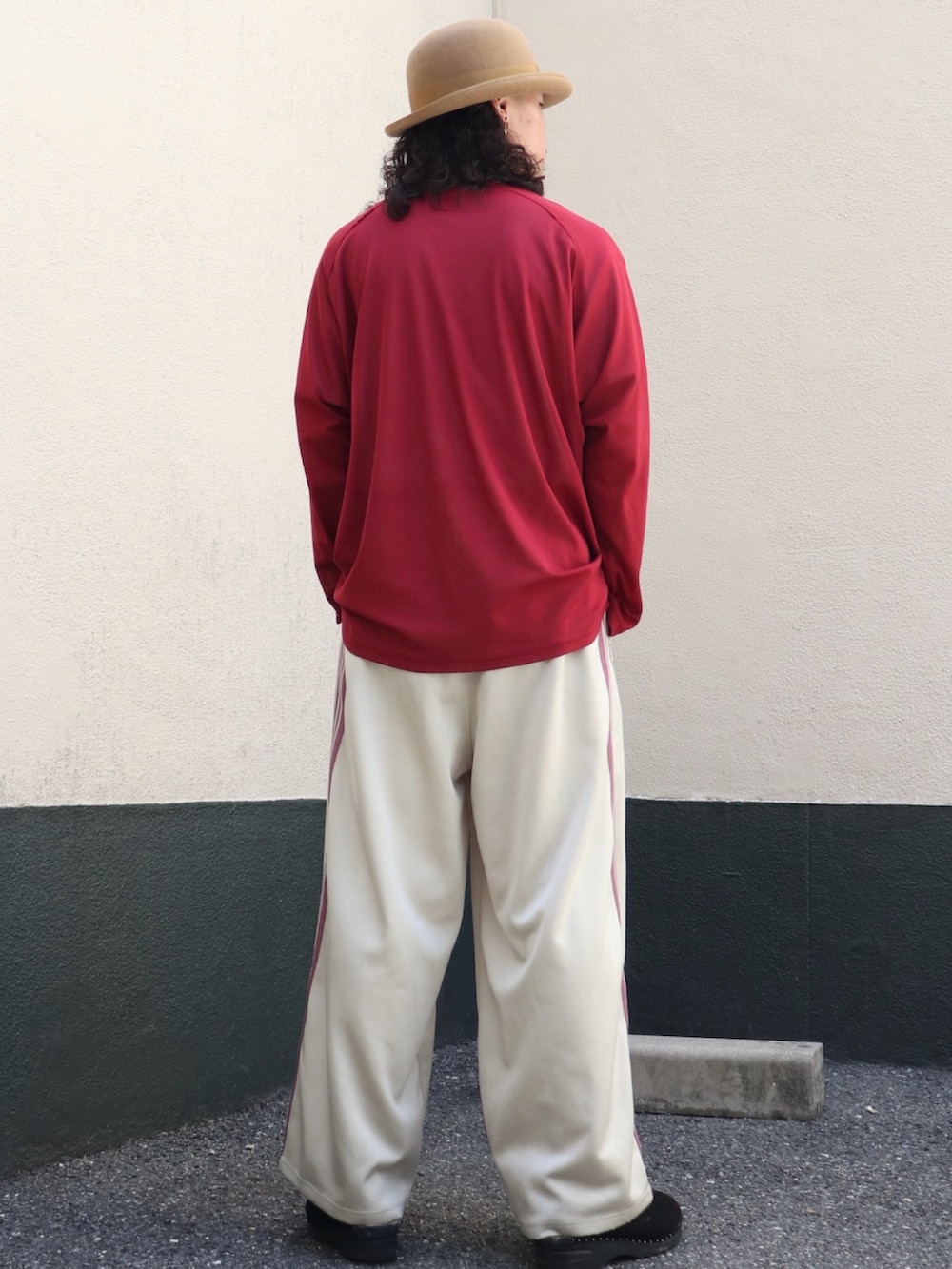 レッド系のカーディガン/ボレロ、ホワイト系のTシャツ/カットソー、ベージュ系のその他パンツを着用したメンズの夏コーディネートの5枚目の写真
