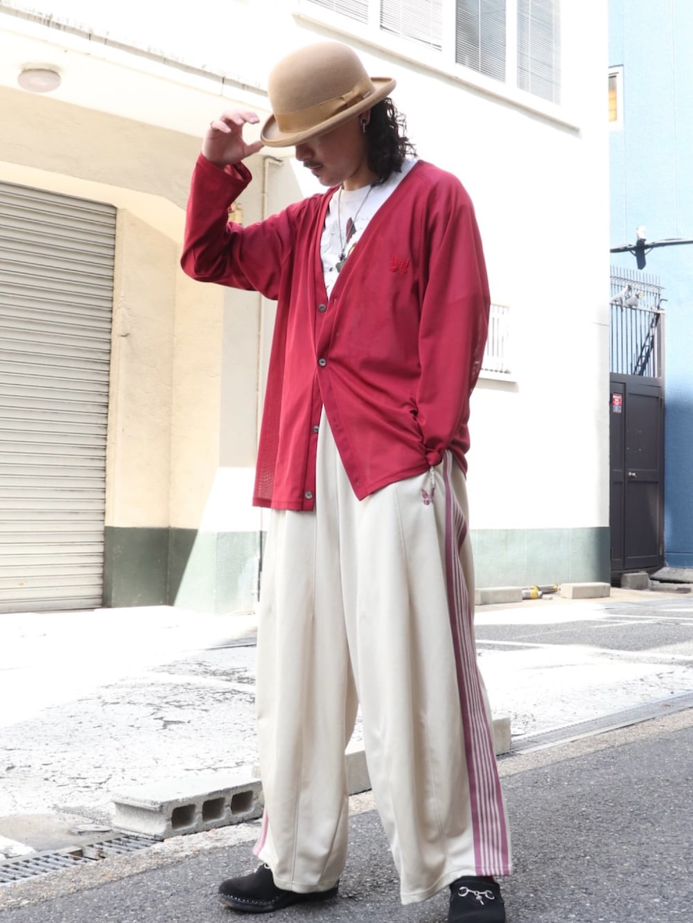 レッド系のカーディガン/ボレロ、ホワイト系のTシャツ/カットソー、ベージュ系のその他パンツを着用したメンズの夏コーディネートの6枚目の写真