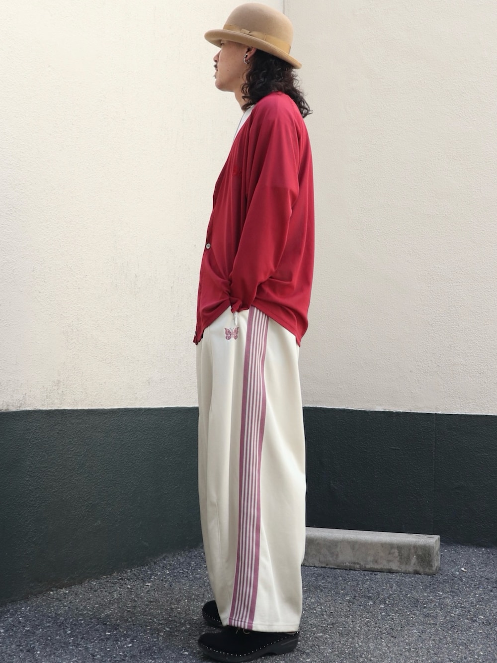 レッド系のカーディガン/ボレロ、ホワイト系のTシャツ/カットソー、ベージュ系のその他パンツを着用したメンズの夏コーディネートの4枚目の写真