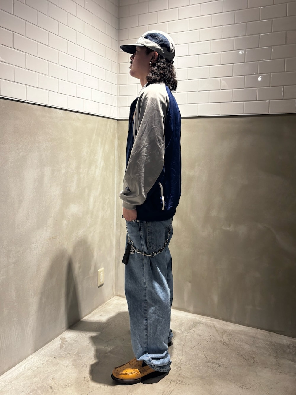ブルー系のジャケット/アウター、ブルー系のデニムパンツ、イエロー系のローファーを着用したメンズの夏コーディネートの7枚目の写真