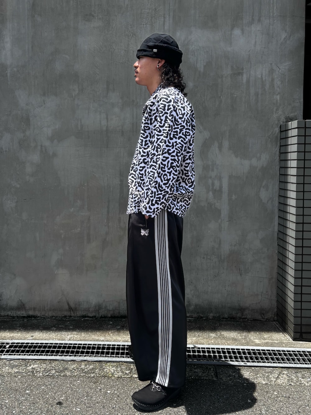 ホワイト系のシャツ/ブラウス、ブラック系のパンツ、ブラック系のニットキャップ/ビーニーを着用したメンズの夏コーディネートの3枚目の写真