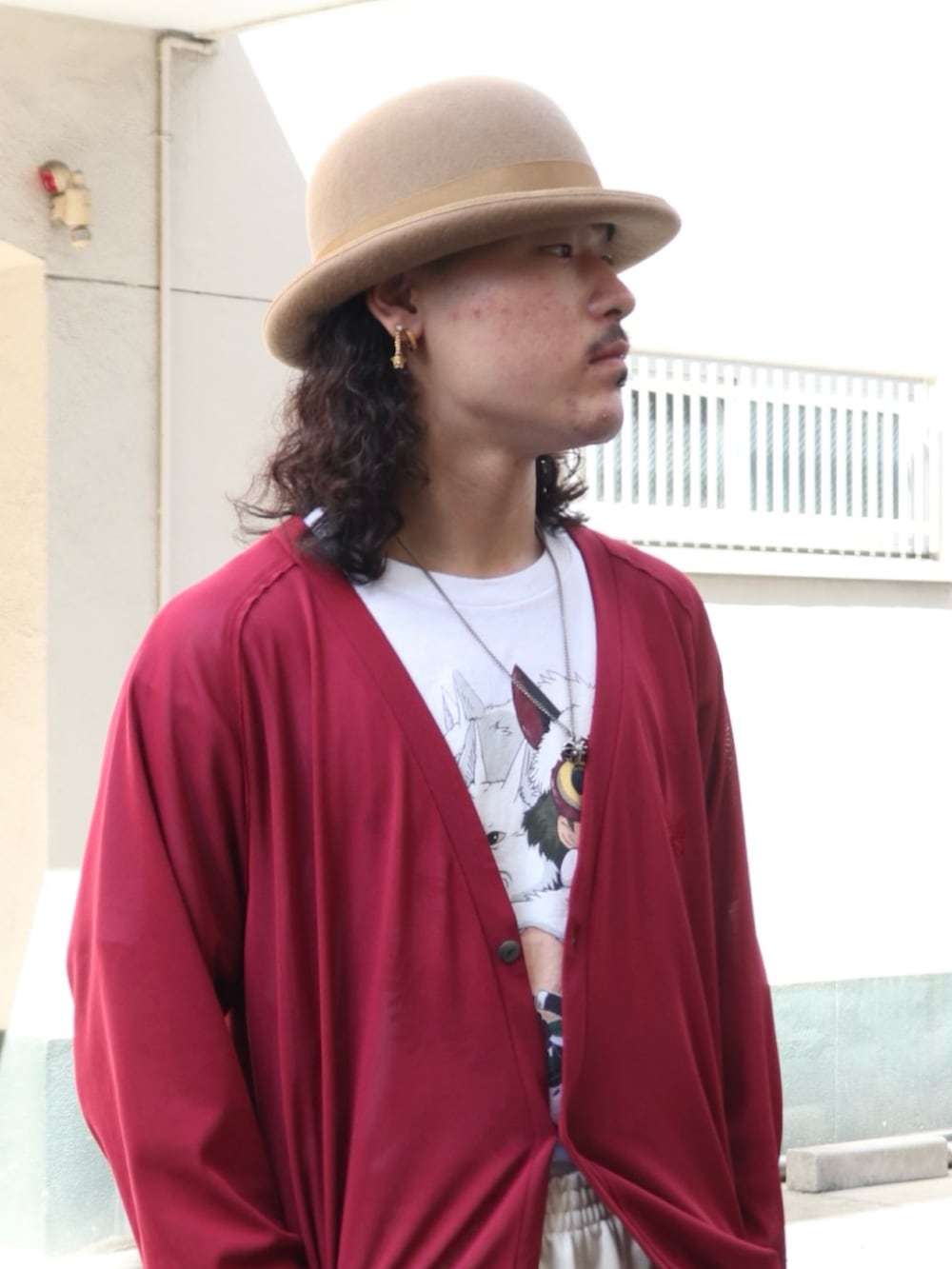 レッド系のカーディガン/ボレロ、ホワイト系のTシャツ/カットソー、ベージュ系のその他パンツを着用したメンズの夏コーディネートの3枚目の写真