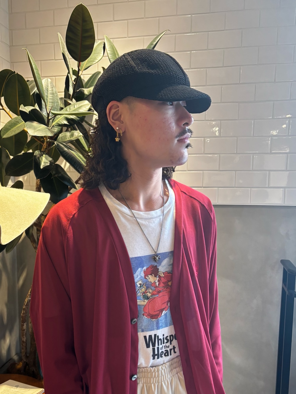 レッド系のニット/セーター、ホワイト系のTシャツ/カットソー、ベージュ系のパンツを着用したメンズの夏コーディネートの2枚目の写真