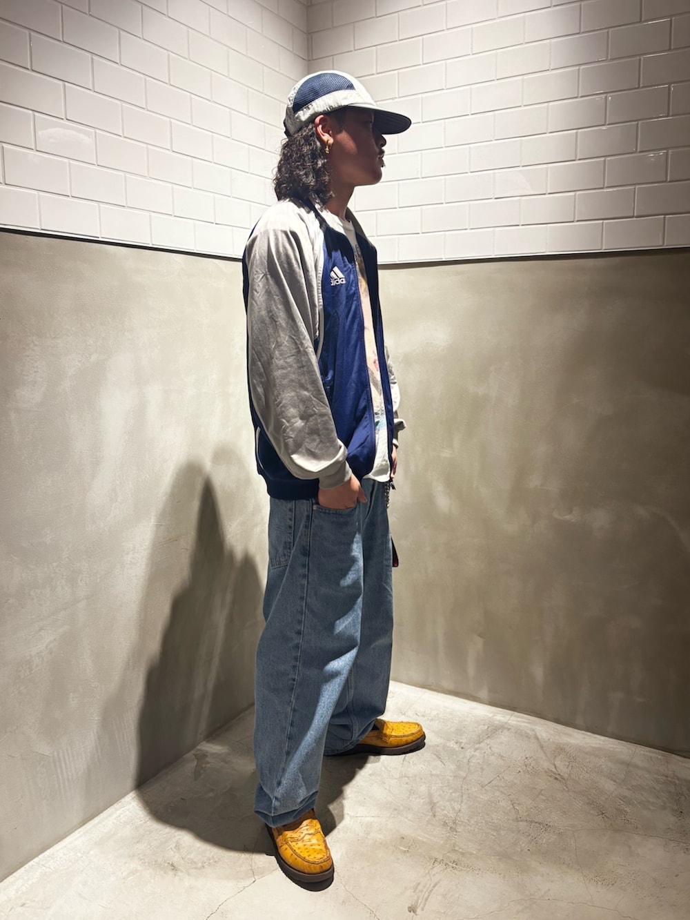 ブルー系のジャケット/アウター、ブルー系のデニムパンツ、イエロー系のローファーを着用したメンズの夏コーディネートの6枚目の写真