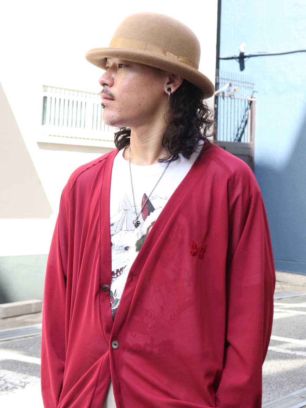 レッド系のカーディガン/ボレロ、ホワイト系のTシャツ/カットソー、ベージュ系のその他パンツを着用したメンズの夏コーディネートの2枚目の写真