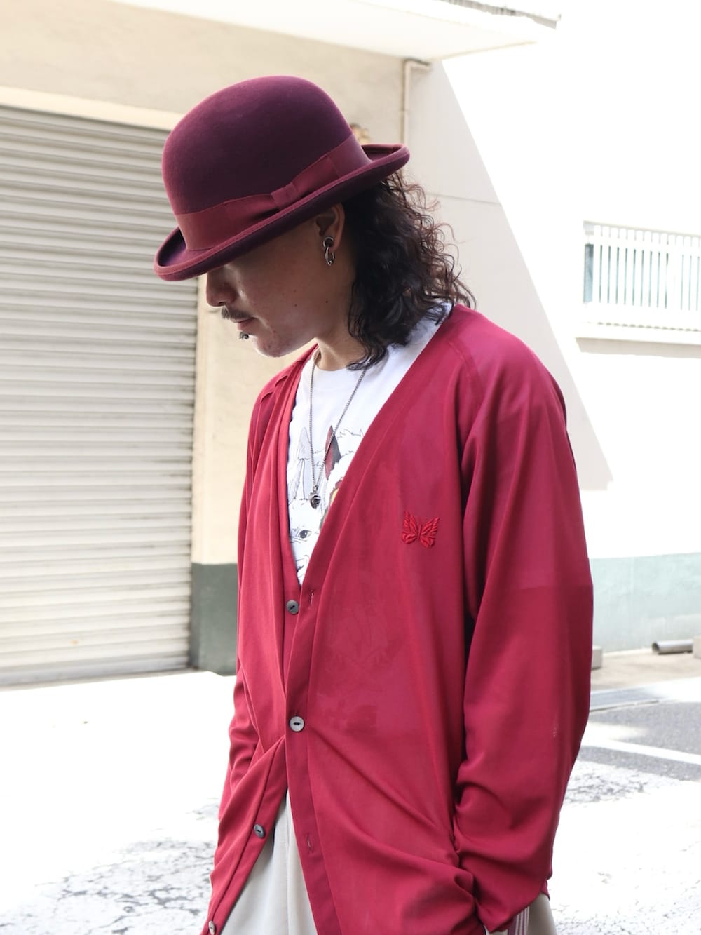 レッド系のカーディガン/ボレロ、ホワイト系のTシャツ/カットソー、ベージュ系のその他パンツを着用したメンズの夏コーディネートの7枚目の写真