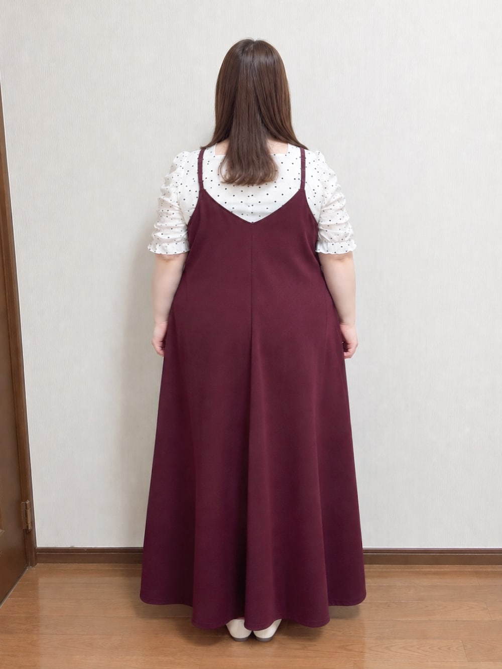 レッド系のワンピースを着用したレディースの秋コーディネートの2枚目の写真