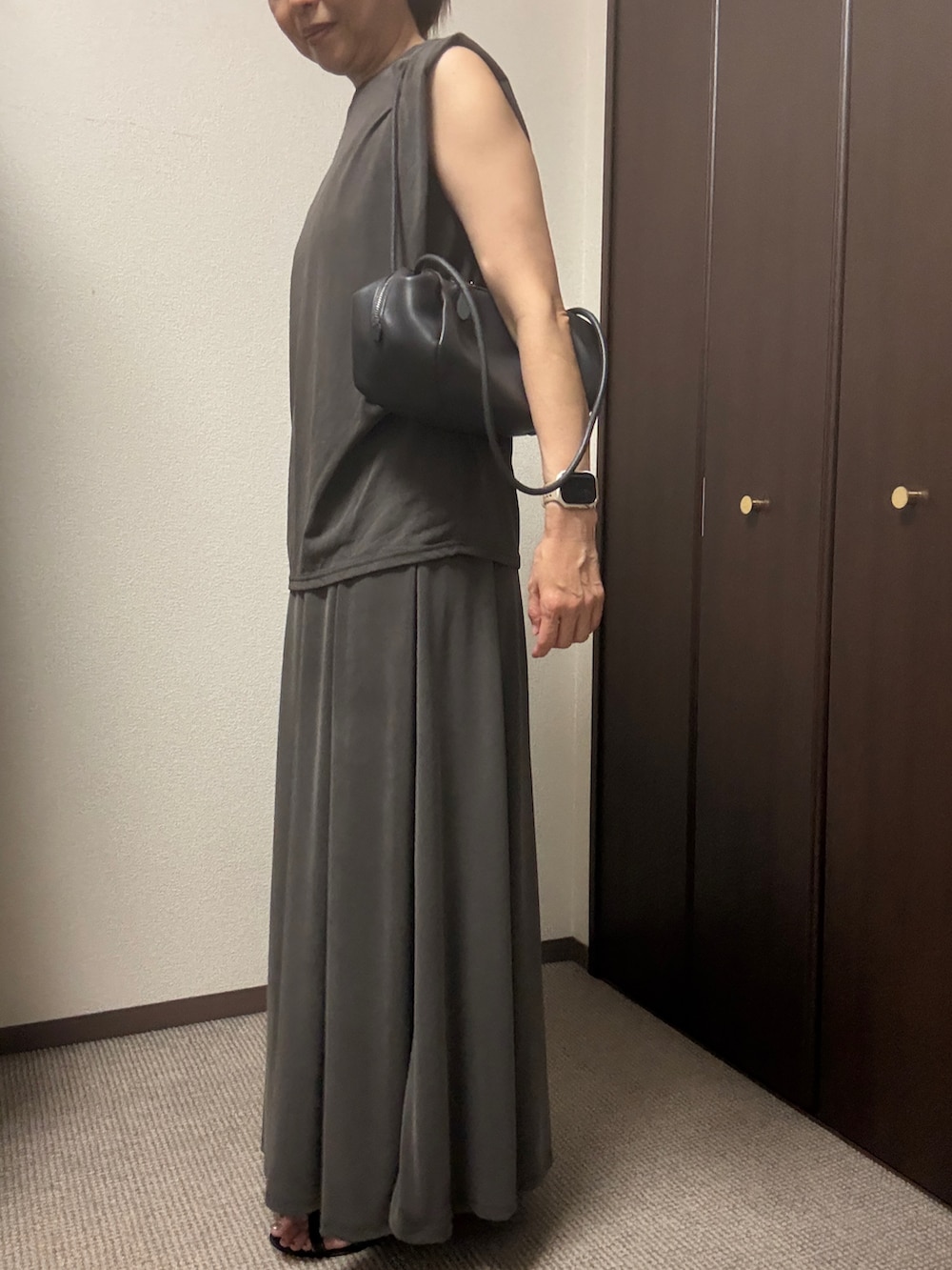 グレー系のTシャツ/カットソー、グレー系のスカートを着用したレディースの夏コーディネートの2枚目の写真
