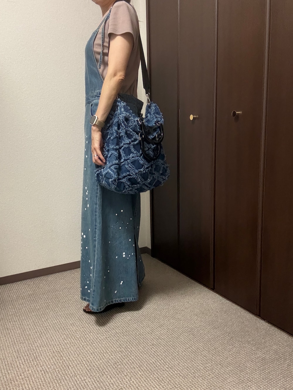 ブルー系のトートバッグ、ブルー系のジャンパースカートを着用したレディースの夏コーディネートの3枚目の写真