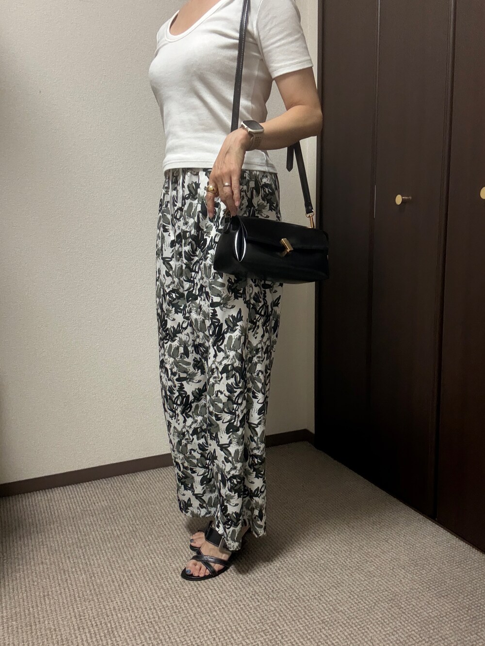 ホワイト系のTシャツ/カットソー、その他のパンツを着用したレディースの夏コーディネートの2枚目の写真