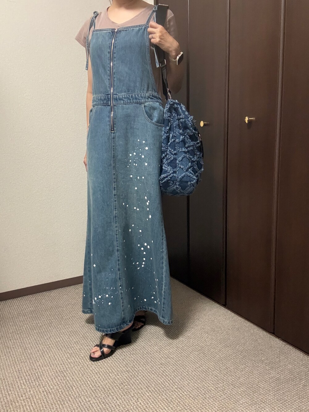 ブルー系のトートバッグ、ブルー系のジャンパースカートを着用したレディースの夏コーディネートの2枚目の写真