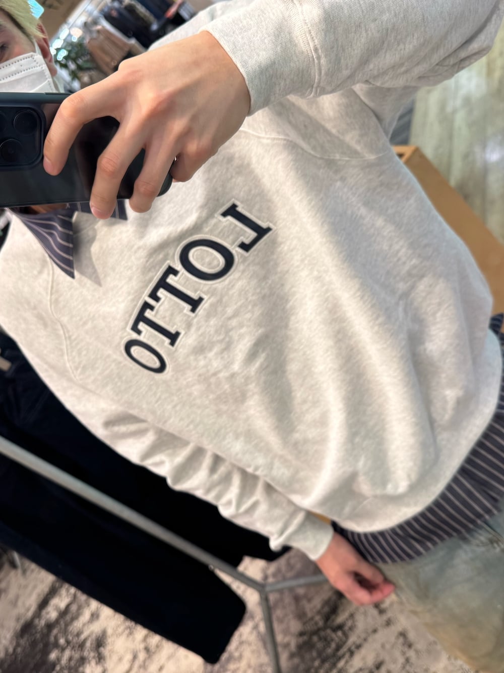 グレー系のスウェット、ブルー系のシャツ/ブラウスを着用したメンズの冬コーディネートの2枚目の写真