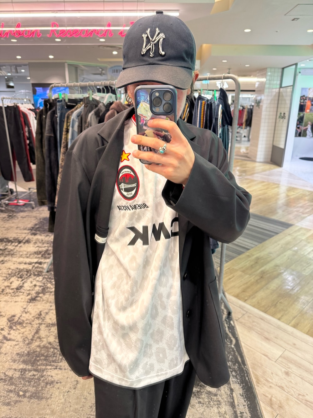グレー系のその他アウター、ホワイト系のTシャツ/カットソー、グレー系のその他パンツを着用したメンズの秋コーディネートの2枚目の写真