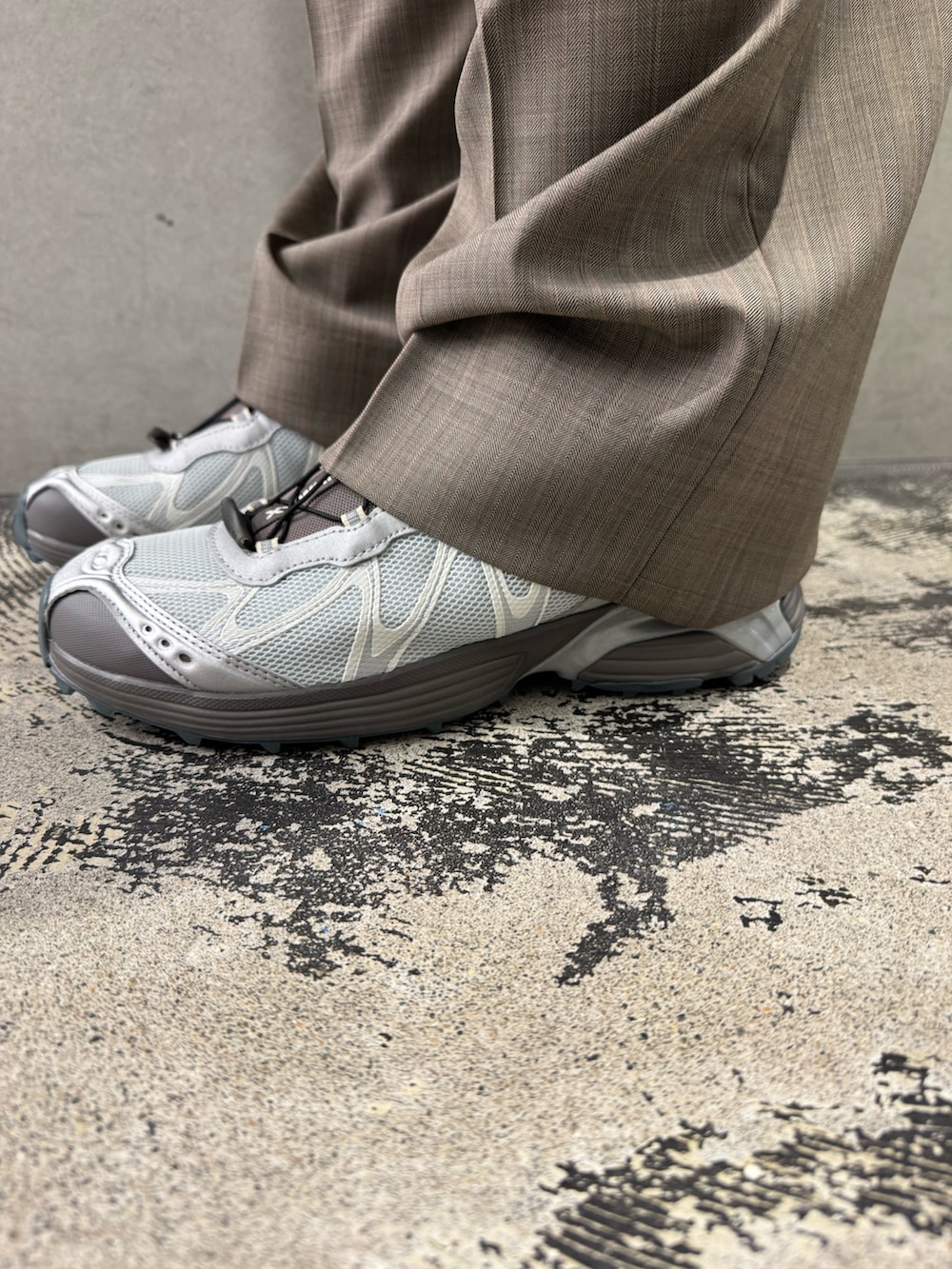 ブルー系のデニムジャケット、ブラウン系のその他パンツ、シルバー系のスニーカーを着用したメンズの春コーディネートの5枚目の写真