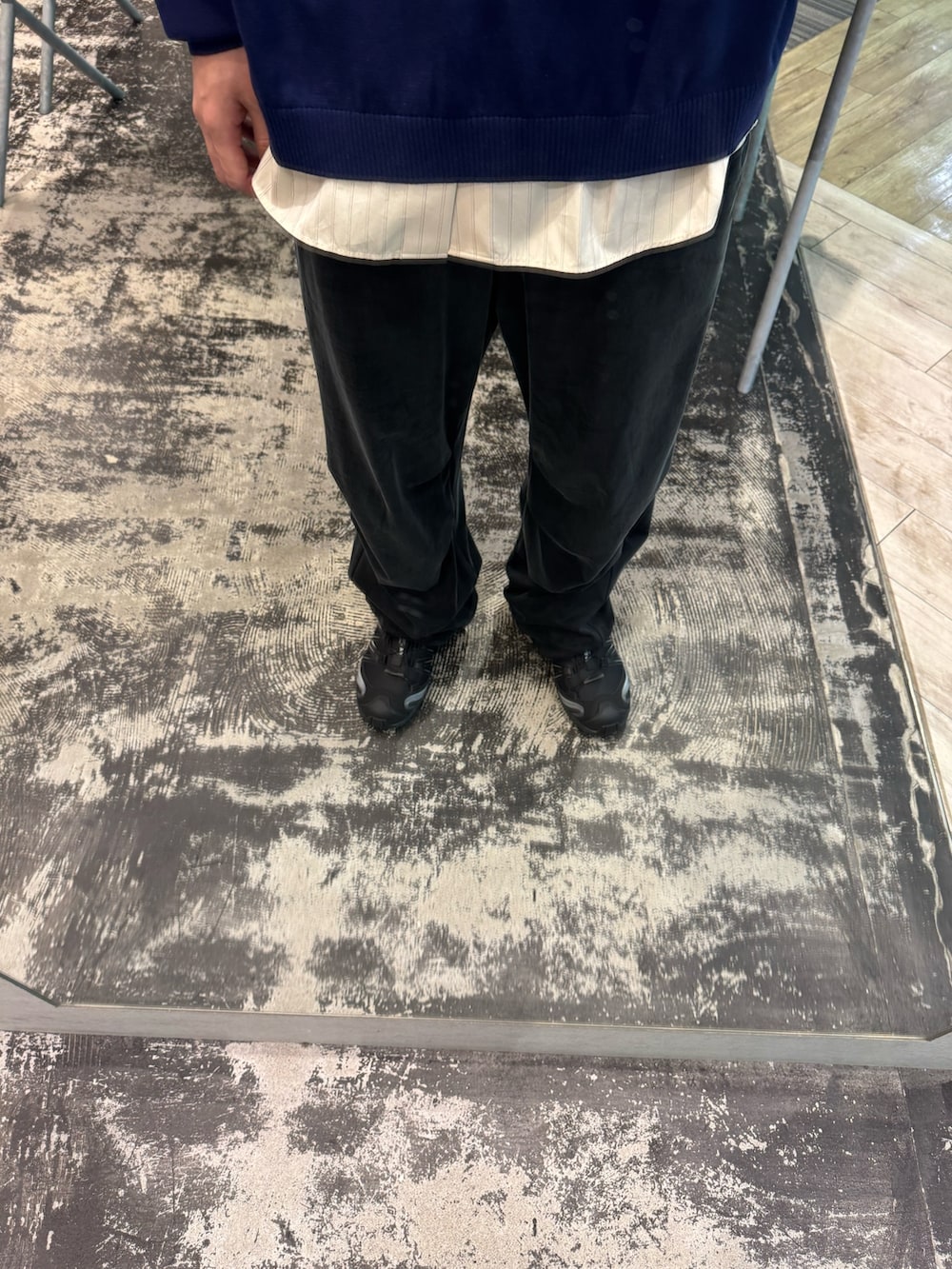 ホワイト系のシャツ/ブラウス、ブラック系のその他パンツ、ブルー系のニット/セーターを着用したメンズの春コーディネートの3枚目の写真