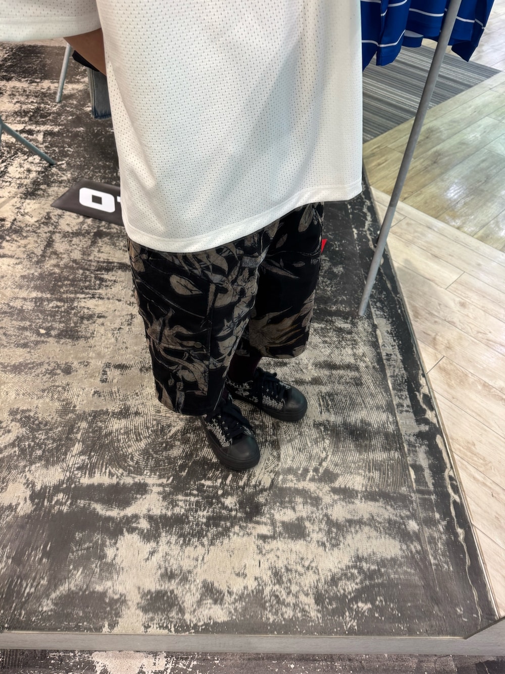 ホワイト系のTシャツ/カットソー、ブラック系のその他パンツを着用したメンズの春コーディネートの3枚目の写真