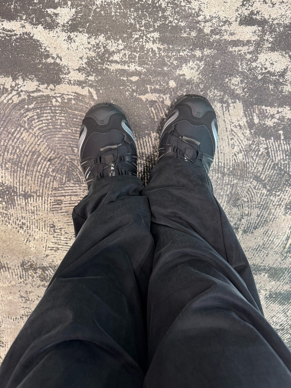 ホワイト系のシャツ/ブラウス、ブラック系のその他パンツ、ブルー系のニット/セーターを着用したメンズの春コーディネートの4枚目の写真