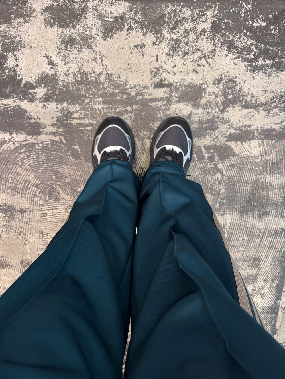 オレンジ系のパーカー、ブラック系のシャツ/ブラウス、グリーン系のその他パンツを着用したメンズの春コーディネートの5枚目の写真