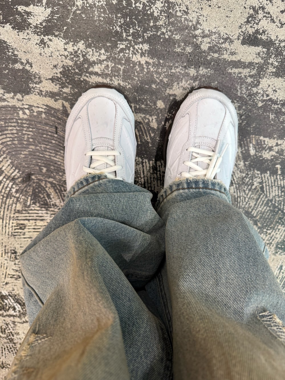 グレー系のスウェット、ブルー系のシャツ/ブラウスを着用したメンズの冬コーディネートの4枚目の写真