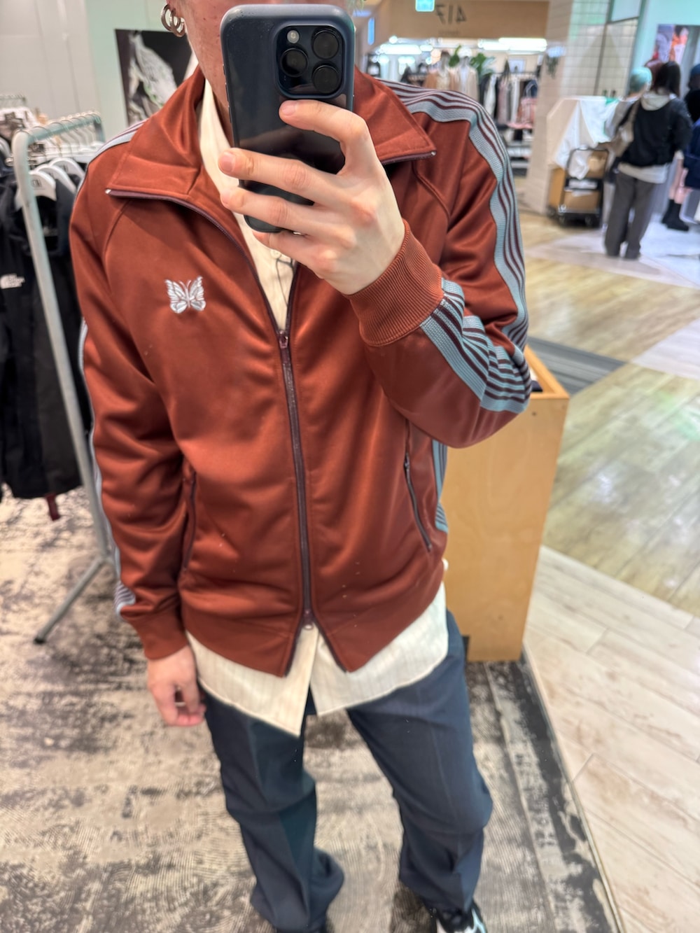 ブラウン系のブルゾン、ホワイト系のシャツ/ブラウス、ブラック系のスニーカーを着用したメンズの春コーディネートの2枚目の写真