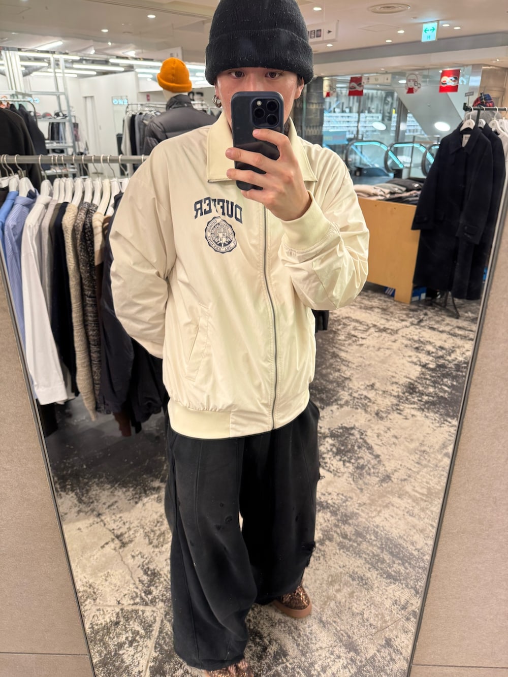 ホワイト系のテーラードジャケットを着用したメンズの冬コーディネートの2枚目の写真