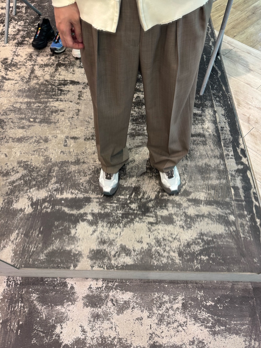 ホワイト系のパーカー、ブラウン系のその他パンツ、シルバー系のスニーカーを着用したメンズの春コーディネートの3枚目の写真