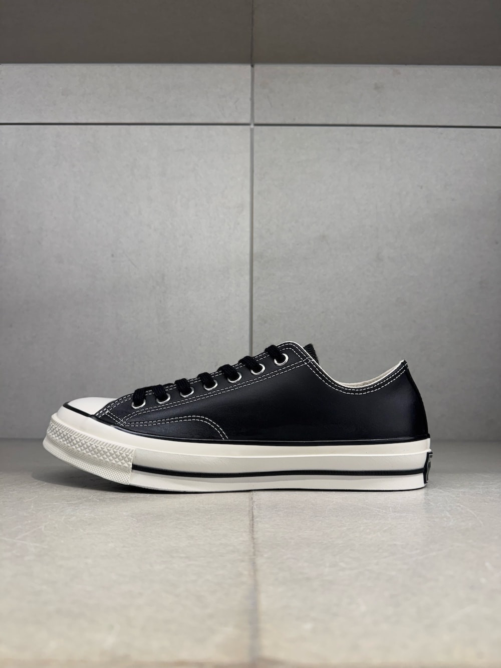 ホワイト系のニット/セーター、ブルー系のデニムパンツ、ブラック系のスニーカーを着用したメンズの冬コーディネートの5枚目の写真