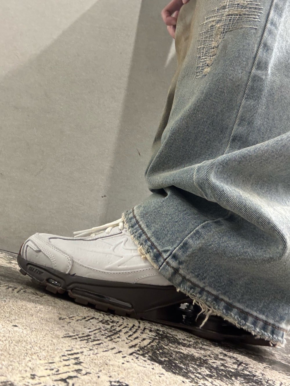 グレー系のスウェット、ブルー系のシャツ/ブラウスを着用したメンズの冬コーディネートの5枚目の写真