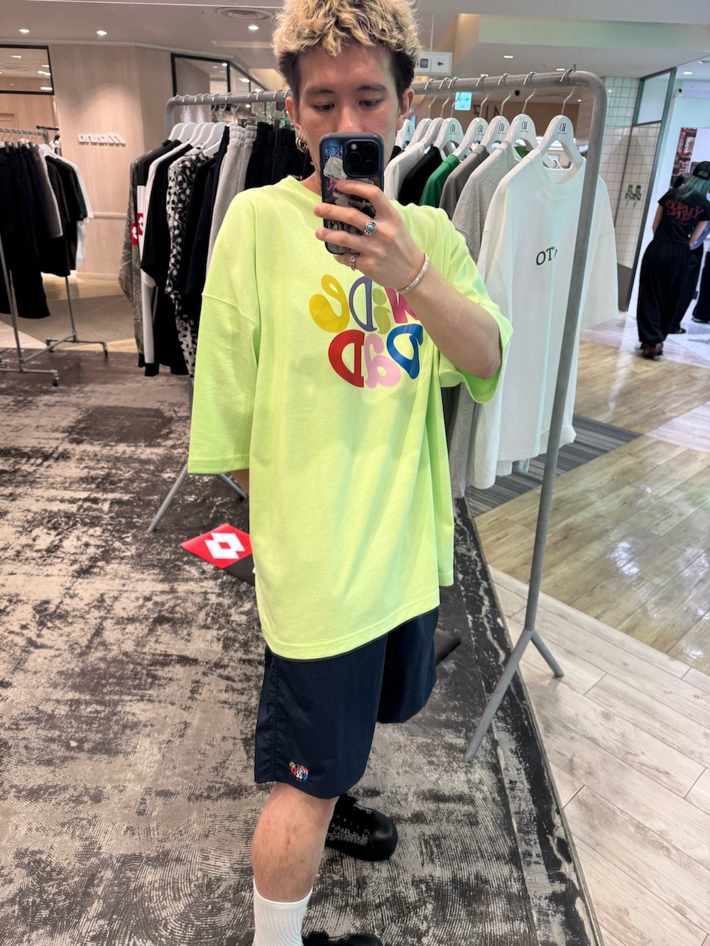 グリーン系のTシャツ/カットソー、ブルー系のその他パンツを着用したメンズの夏コーディネートの3枚目の写真