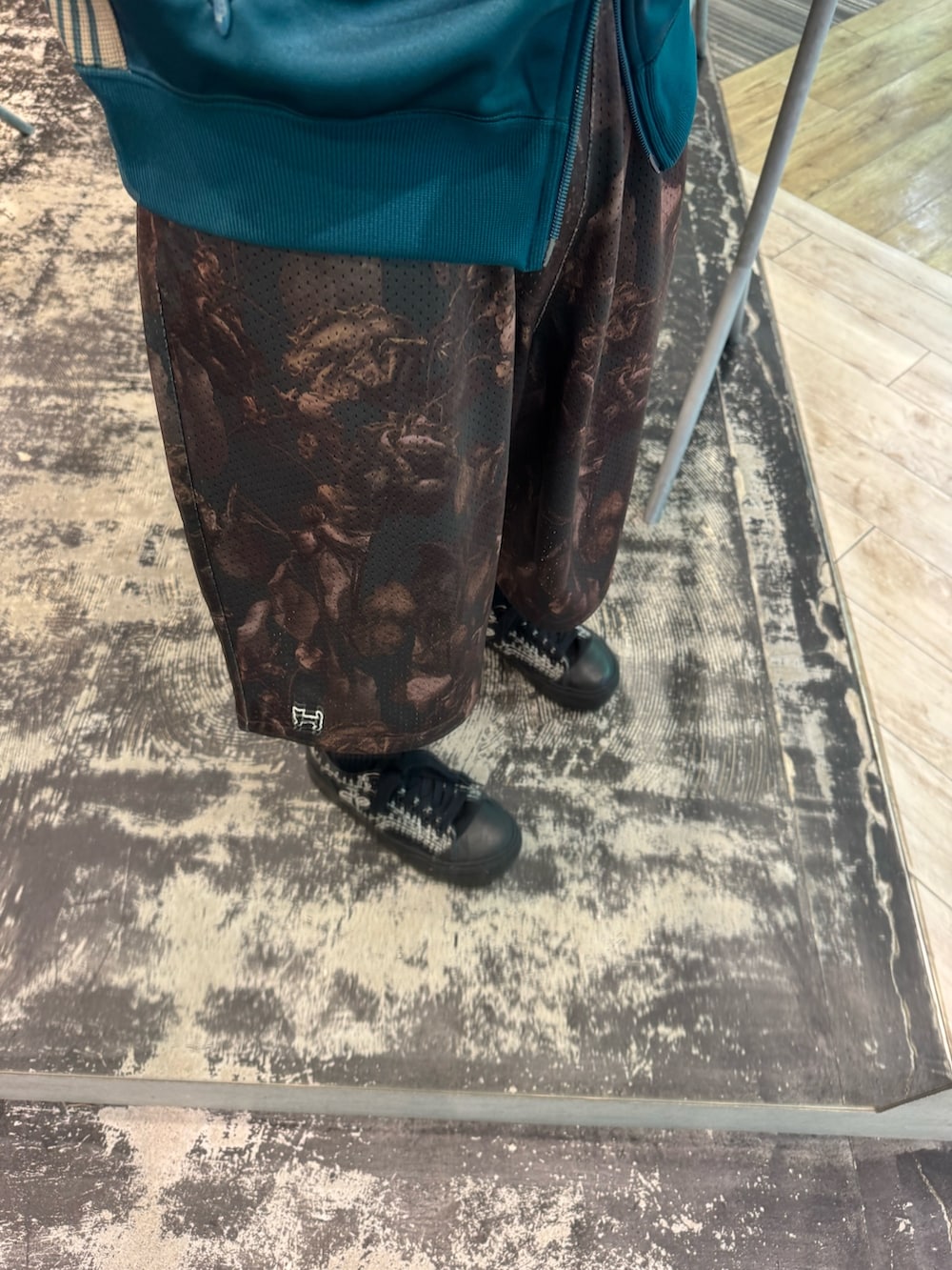 グリーン系のブルゾン、その他のその他パンツを着用したメンズの春コーディネートの3枚目の写真