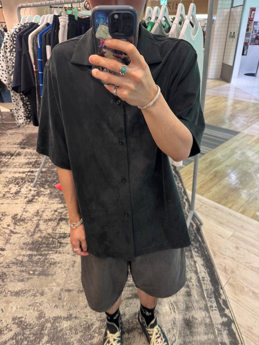 ブラック系のシャツ/ブラウス、ブラック系のデニムパンツを着用したメンズの夏コーディネートの2枚目の写真